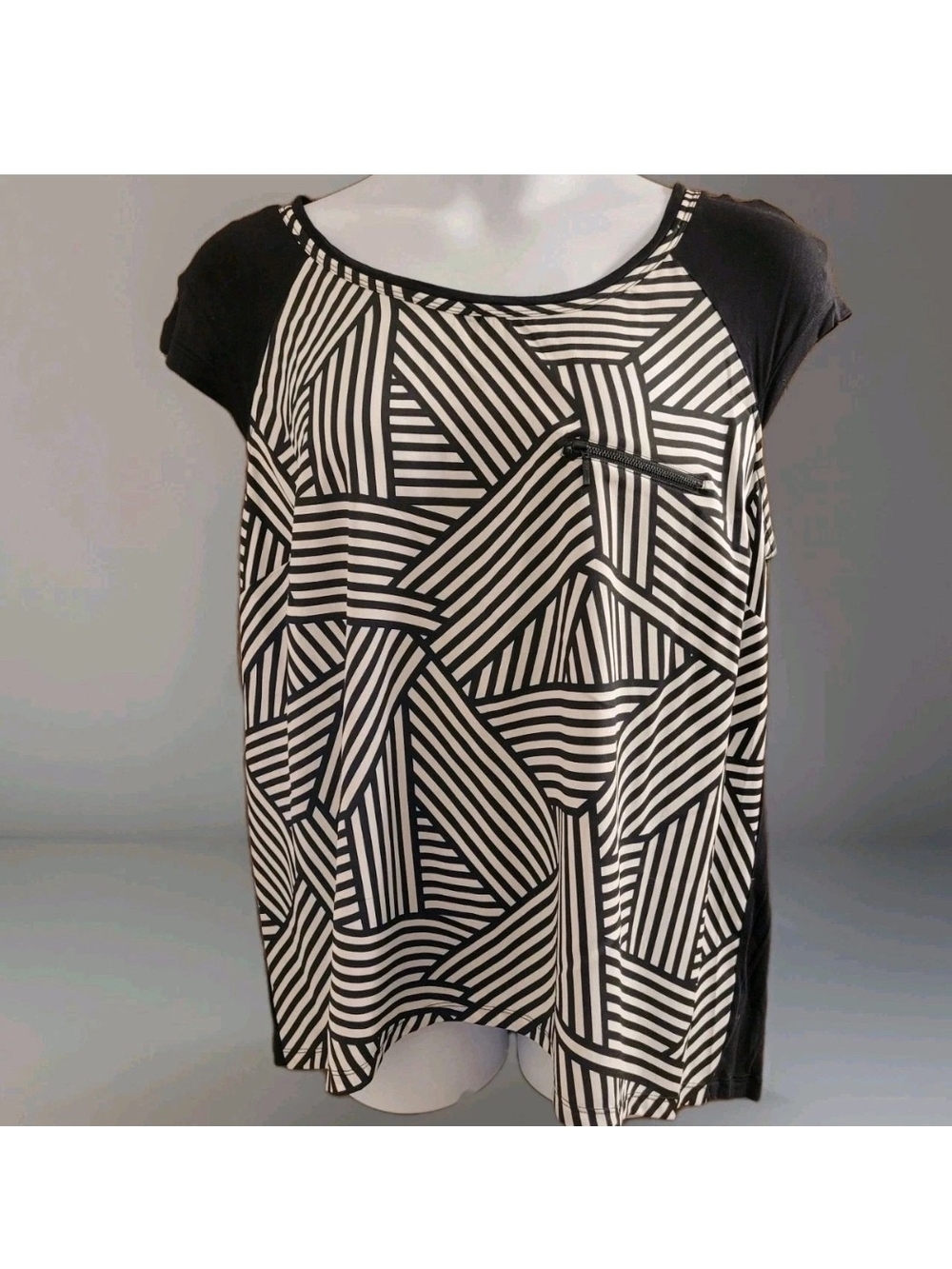 a.n.a Black and White Geometric Short Sleeve Top